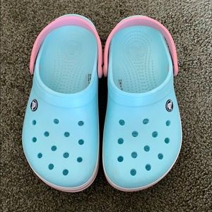 baby blue and link crocs